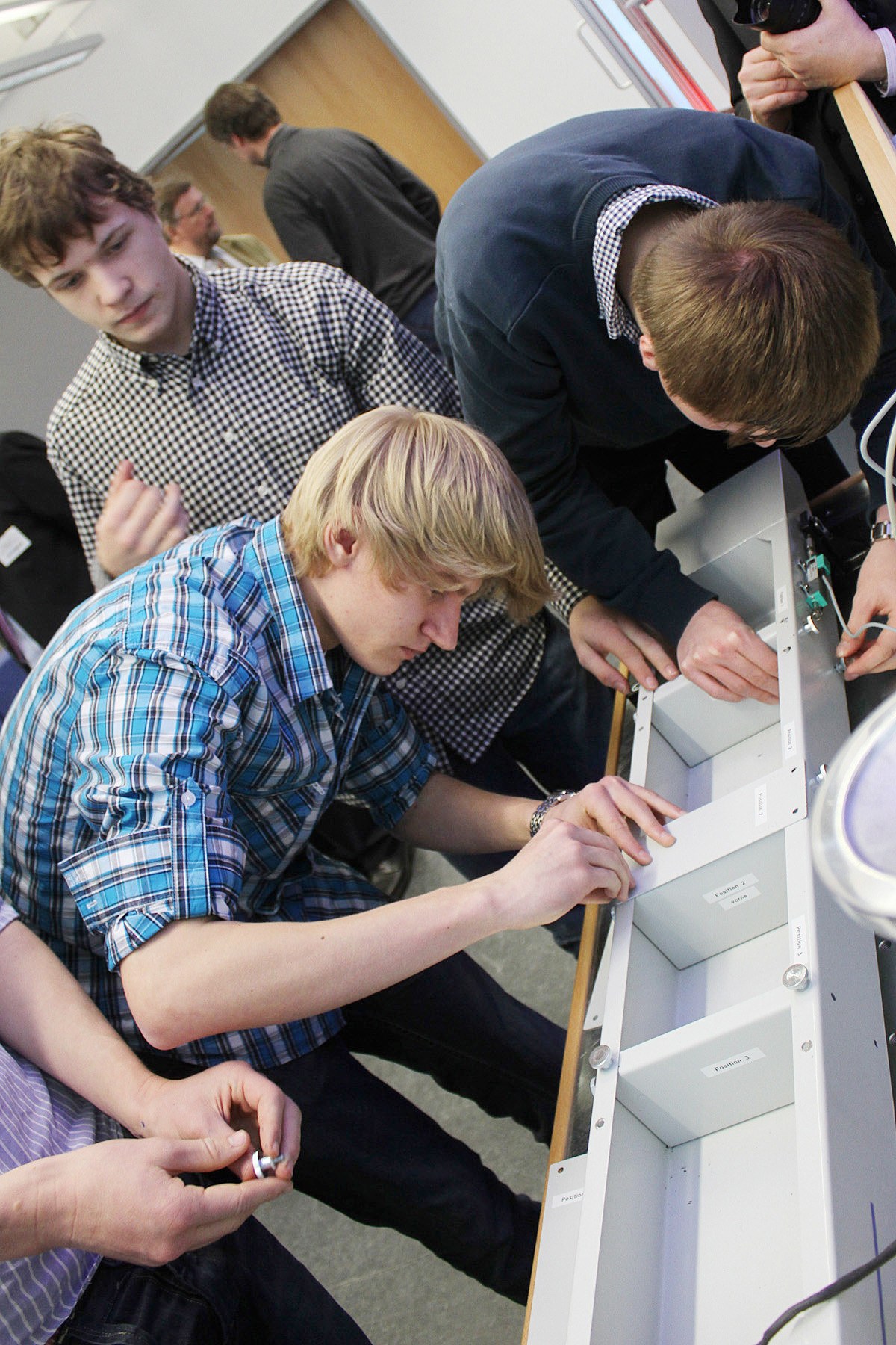 Schüler experimentieren im Festigkeitslabor