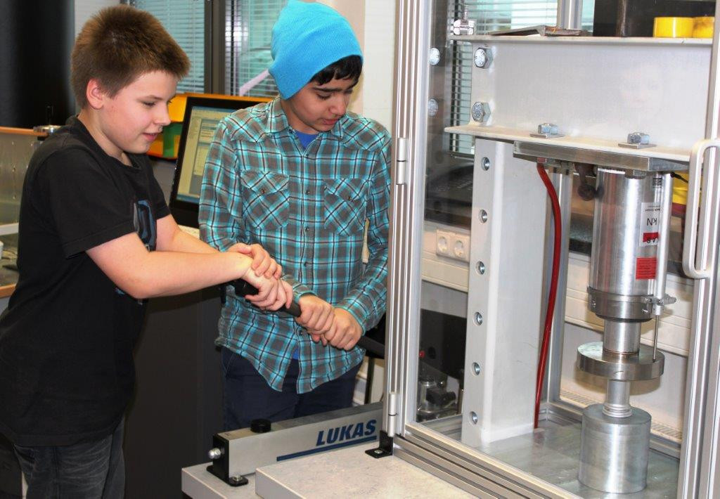 Schüler im Festigkeitslabor