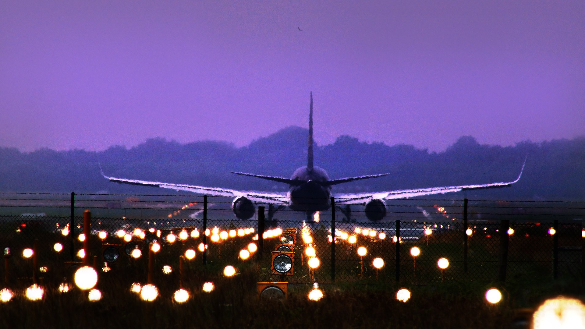 Ein Flugzeug  auf dem Weg zur Startbahn