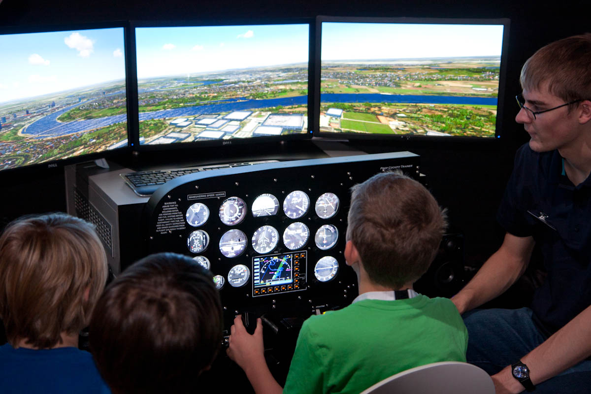 Schüler am Flugsimulator