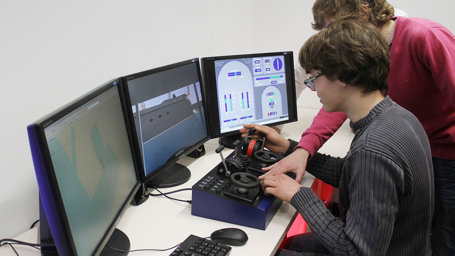 Schüler am Schiffführungssimulator