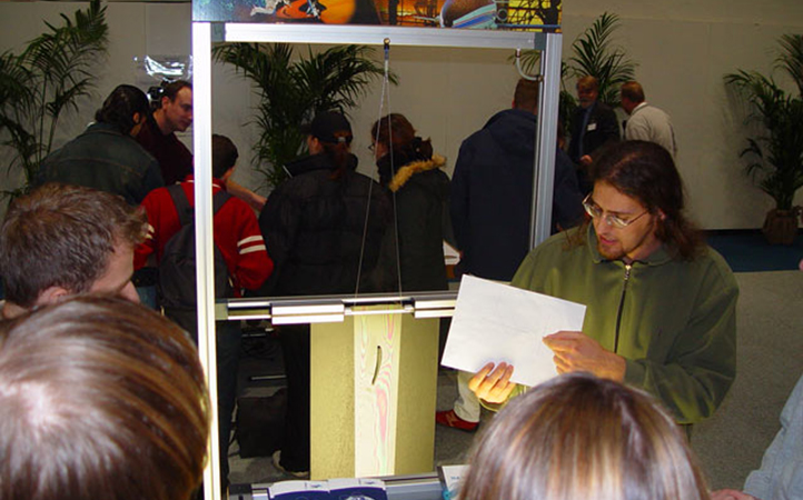 Eine Gruppe Nachwuchsforschende