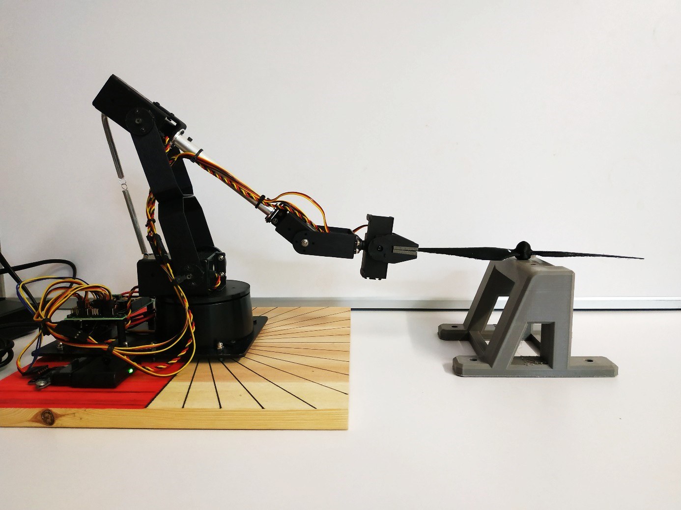 Torsions- und Biegeversuch an selbstgebauten Rotorblättern aus faserverstärktem Filament mit einem Roboterarm.