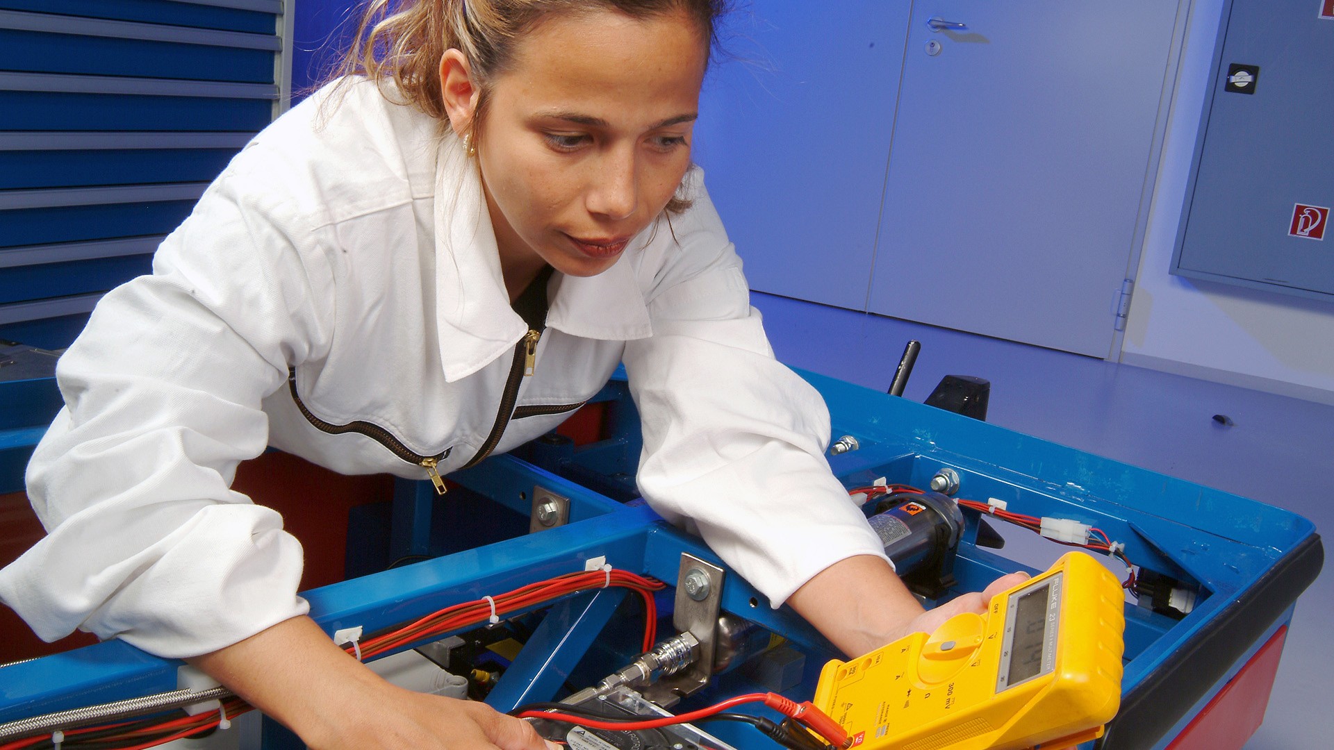 Wissenschaftlicher Nachwuchs bei einem Experiment