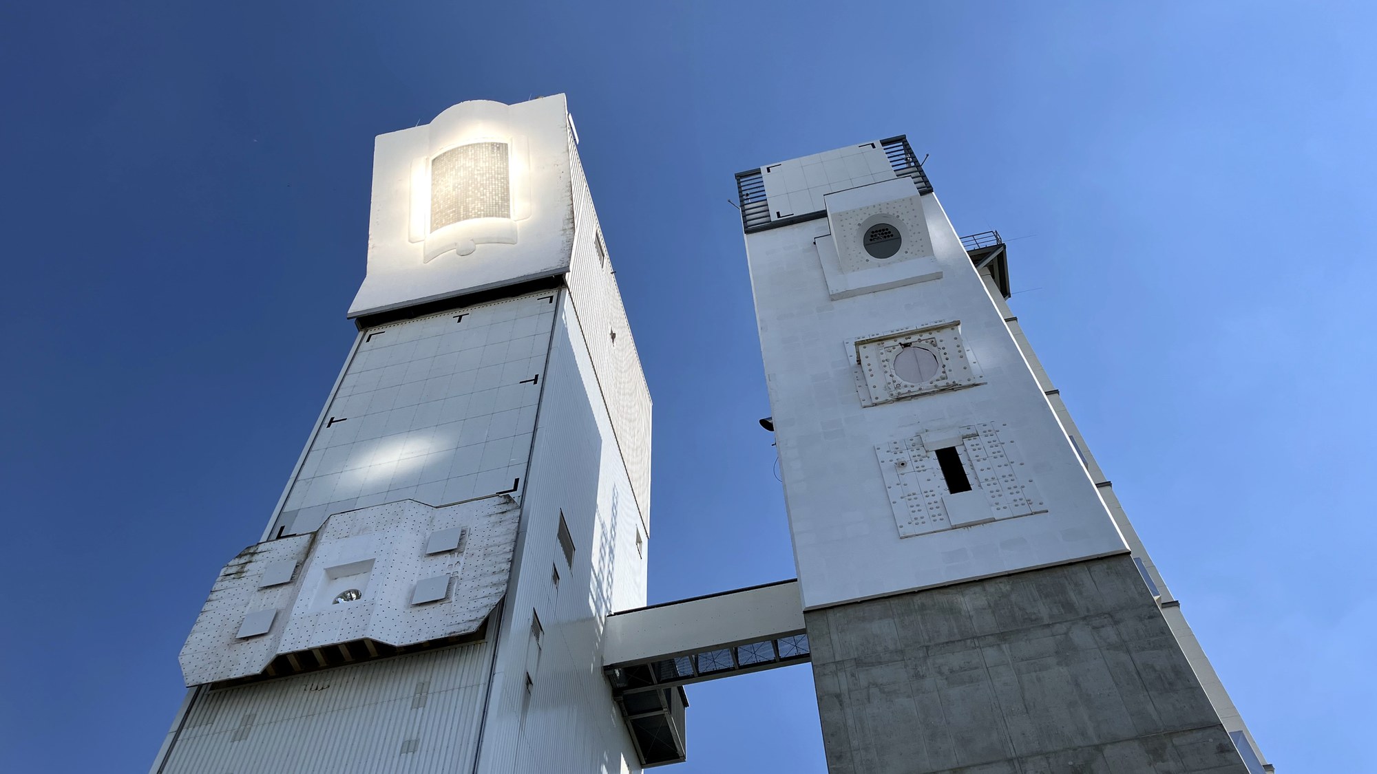 Ein Frontalbild er Solartürme Jülich