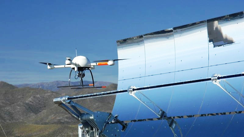 Quadrocopter im Einsatz an einem einzelnen Parabolrinnenkollektor