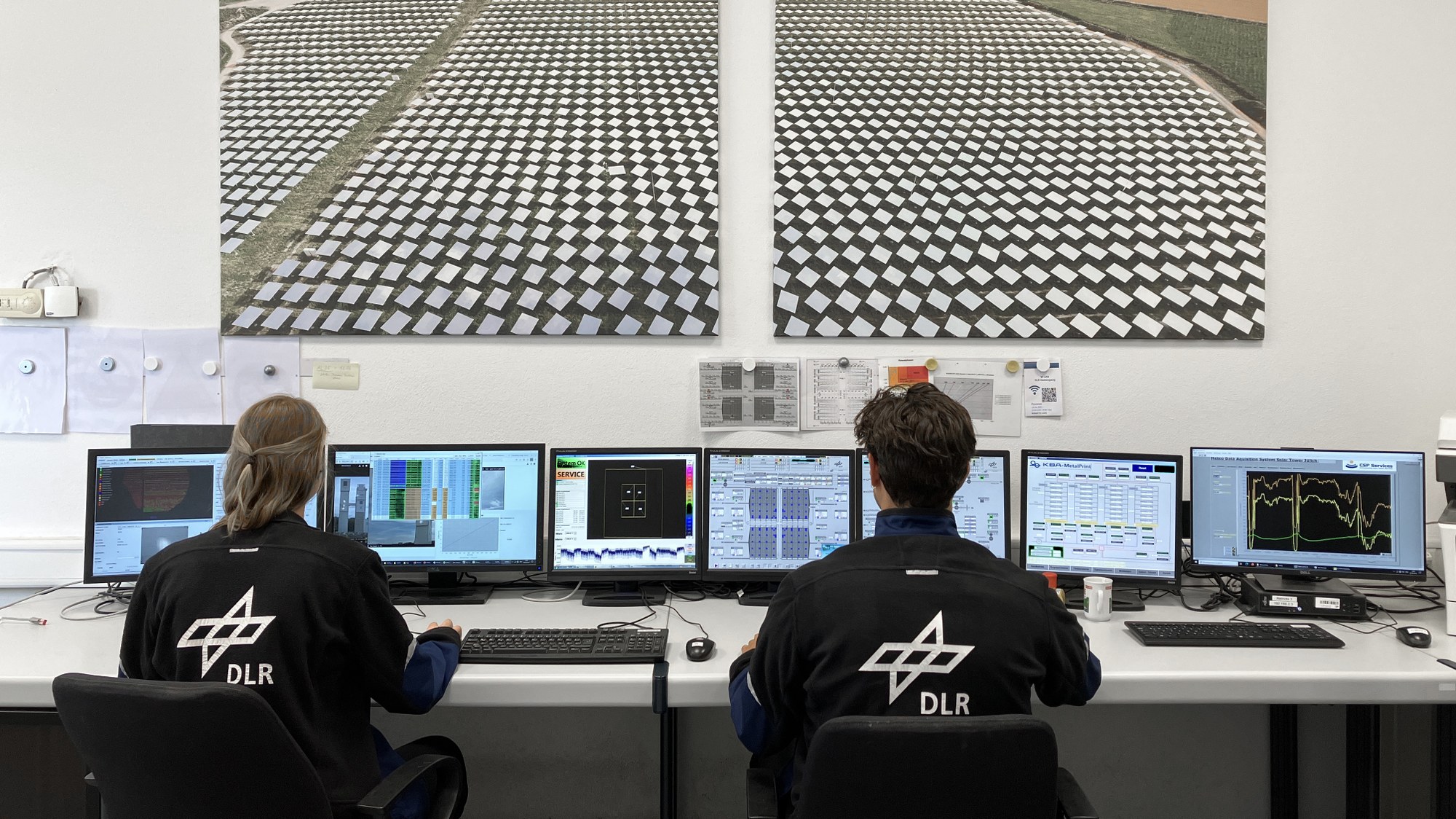 Steuerung des autonomen Betriebs des Solarkraftwerks in Jülich aus der Schaltzentrale in Jülich.