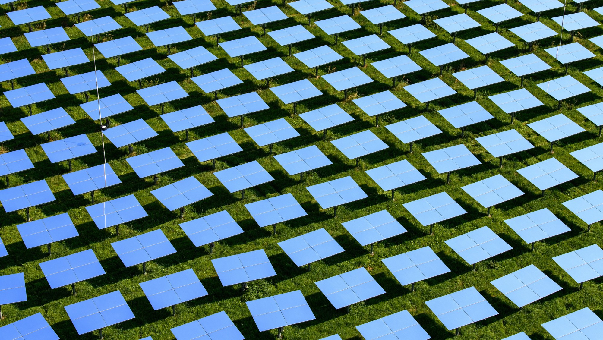 Vor den beiden Solartürmen in Jülich sind mehr als 2.000 Spiegel in Reihen aufgestellt.