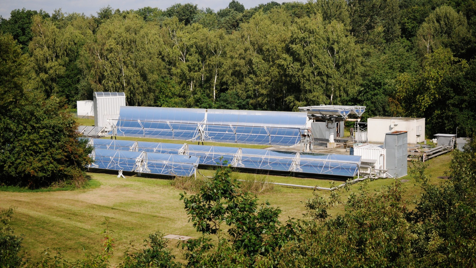 Blick auf Kollektorreihen des Prüfstands SOPRAN
