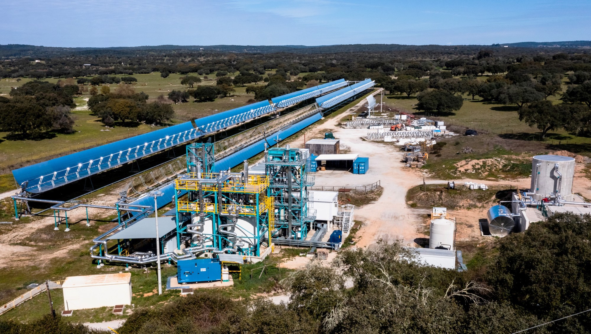 Luftaufnahme der Evora Molten Salt Platform. Die Anlage liegt im grünen Umland der Stadt Èvora.