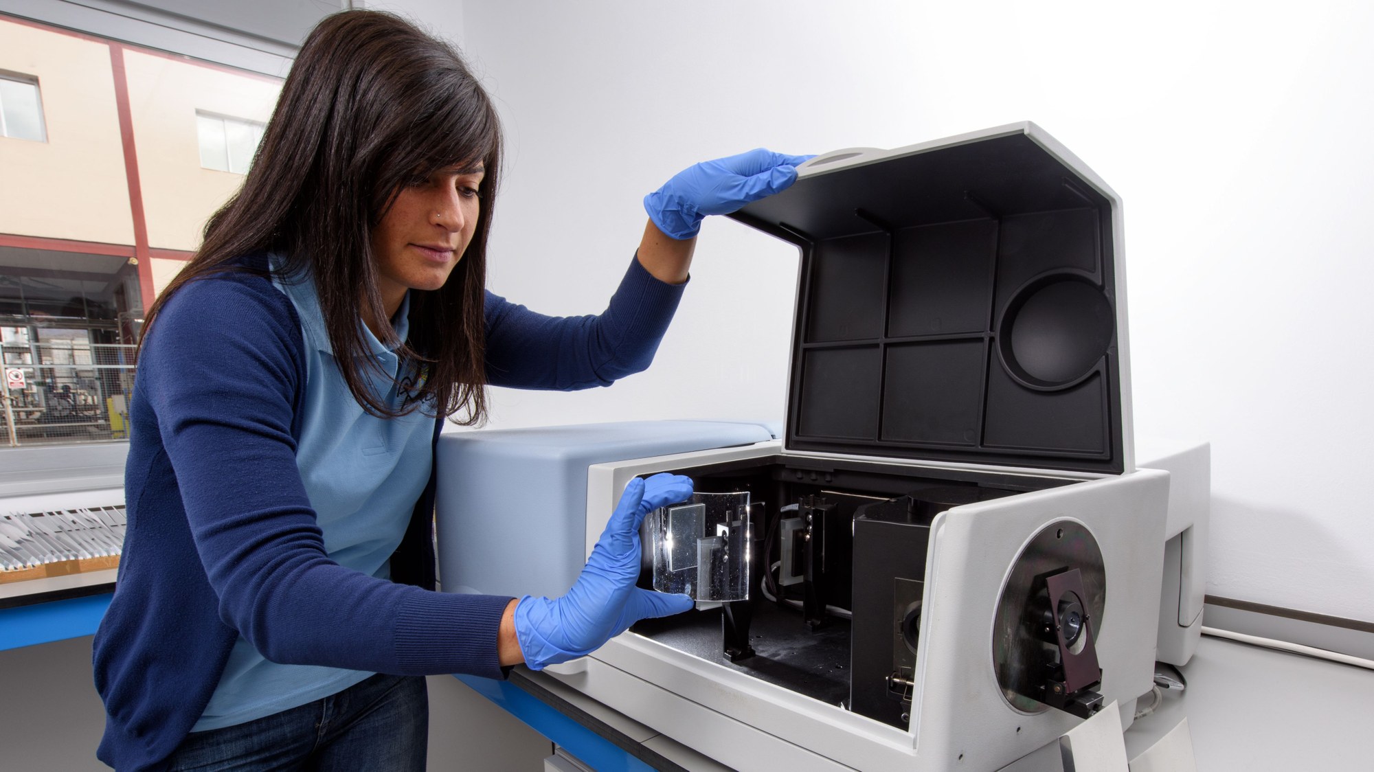 Messung des spektralen Transmissionsgrads von Glasproben