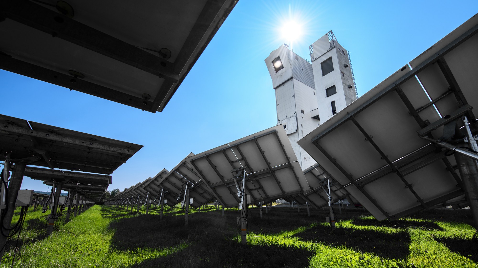 Der Solarturm (links) und der Multi-Fokus-Turm (rechts) in Jülich aus der Perspektive des Heliostatenfeldes.