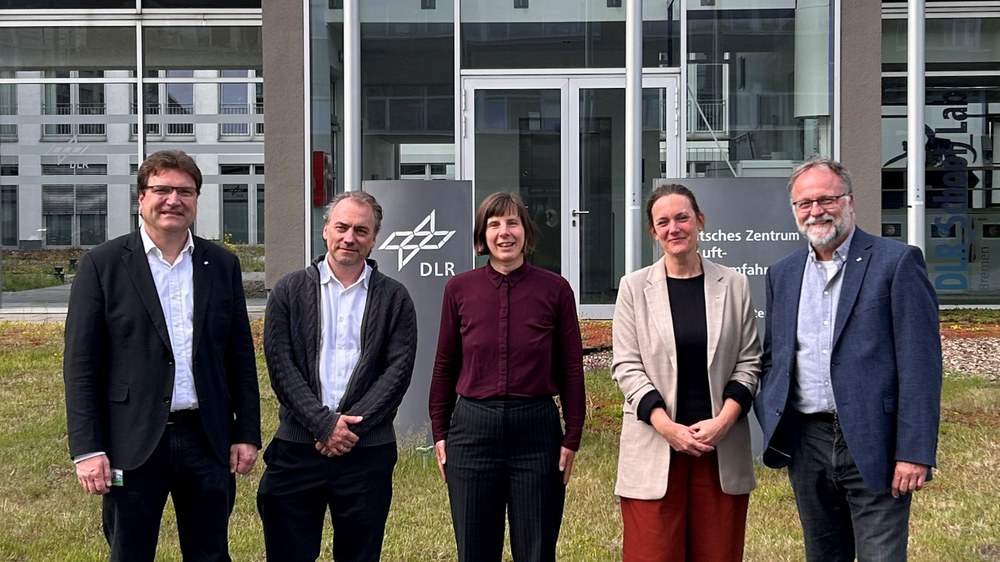 Staatsrätin Kumar besucht DLR-Institut für Satellitengeodäsie und Inertialsensorik in Bremen