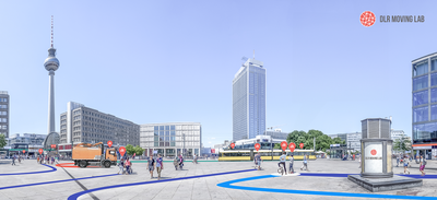 Eine Szene auf dem Alexanderplatz. Sowohl Menschen als auch Fahrzeuge haben eine Linie auf dem Boden und ein Statistik Symbol über sich platziert. Dies symbolisiert die Wege und Daten die erhoben werden können.
