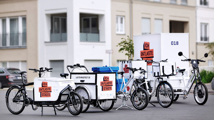 Fünf verschiedene Lastenrad-Bauformen stehen nebeneinander.