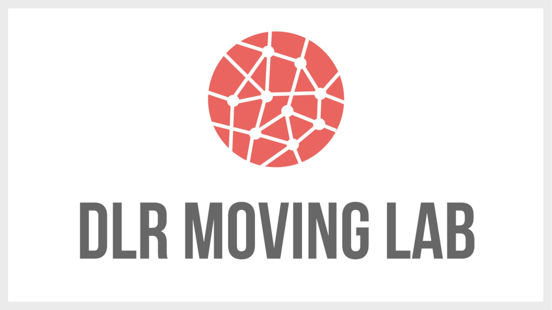 In einem Kasten mit weißem Hintergrund und grauem Rand ist das Logo des MovingLab: Ein roter Kreis mit weißen Linien sowie weißen Punkten. Es symbolisiert die Erde mit Strecken zwischen verschiedenen Standorten. Darunter steht in Großbuchstaben DLR MOVING LAB.