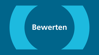 Das Icon zeigt die mozu-Bildmarke in Form von einer öffnenden und einer schließenden hellblauen Klammer auf dunkelblauem Hintergrund. Zwischen den Klammern ist das Wort "Bewerten" geschrieben.