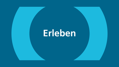 Das Icon zeigt die mozu-Bildmarke in Form von einer öffnenden und einer schließenden hellblauen Klammer auf dunkelblauem Hintergrund. Zwischen den Klammern ist das Wort "Erleben" geschrieben.