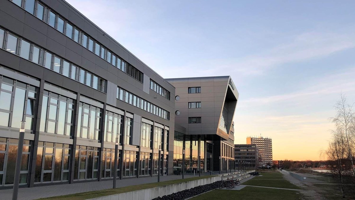 Das moderne Bürogebäude des ZAL TechCenters, an einem Kanal gelegen.