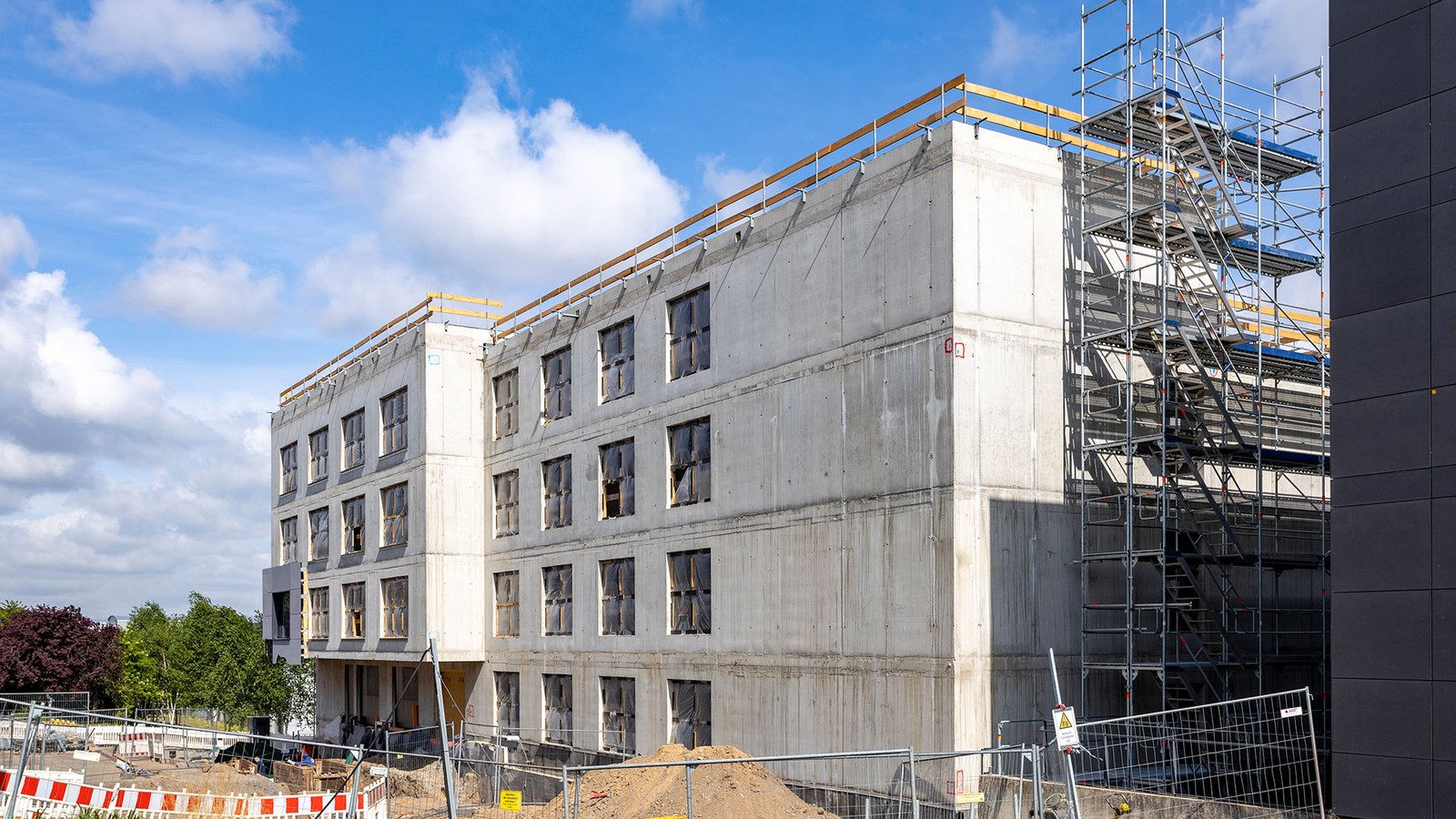 Neues Institutsgebäude auf dem Campus der Technischen Universität Dresden