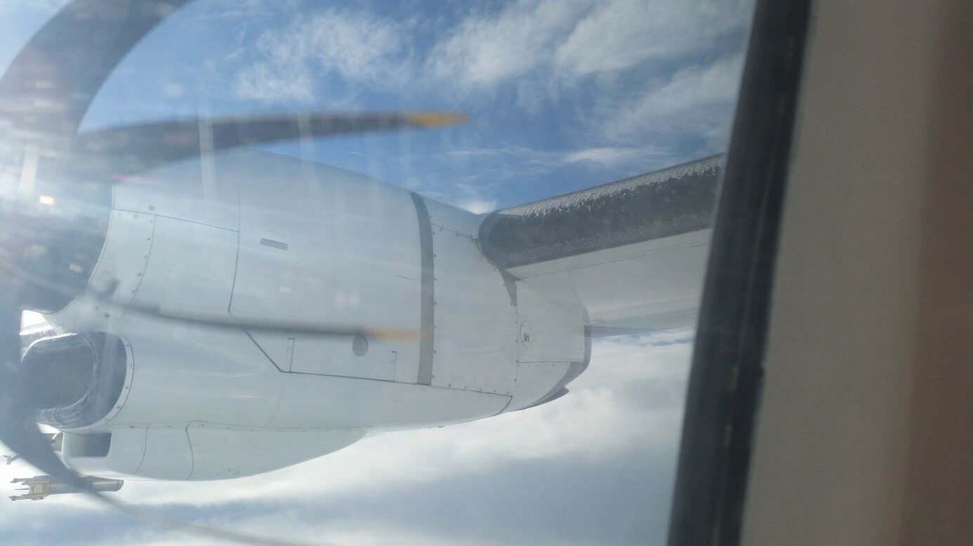 Eine Gondel sowie der Propeller des Testflugzeugs am Flügel sowie sich bildende Eiskristalle.