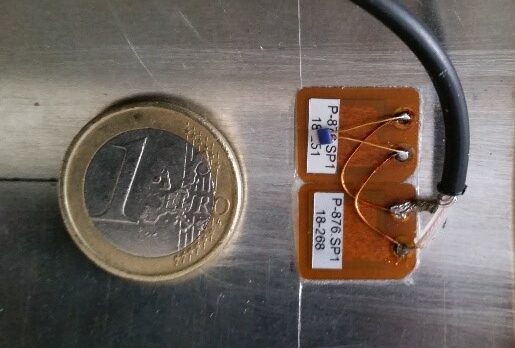 Das Foto zeig ein Ein-Euro-Stück neben dem Sensor als Größenvergleich