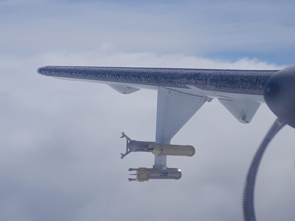 Ein Foto im Flug von der vereisten Vorderkante