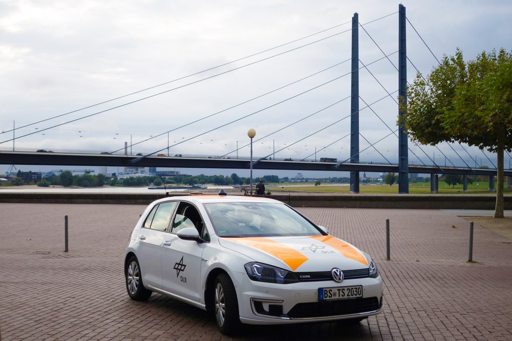 DLR-Forschungsfahrzeug vor der Rheinkniebrücke
