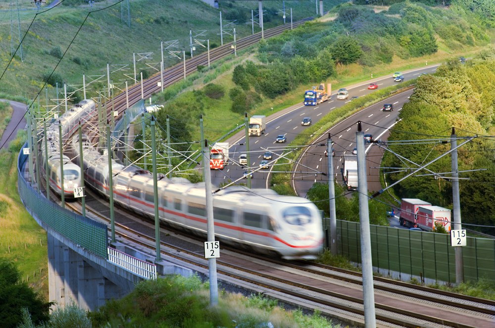 Effizienterer Bahnbetrieb durch besser vernetzte Fahrerassistenzsysteme