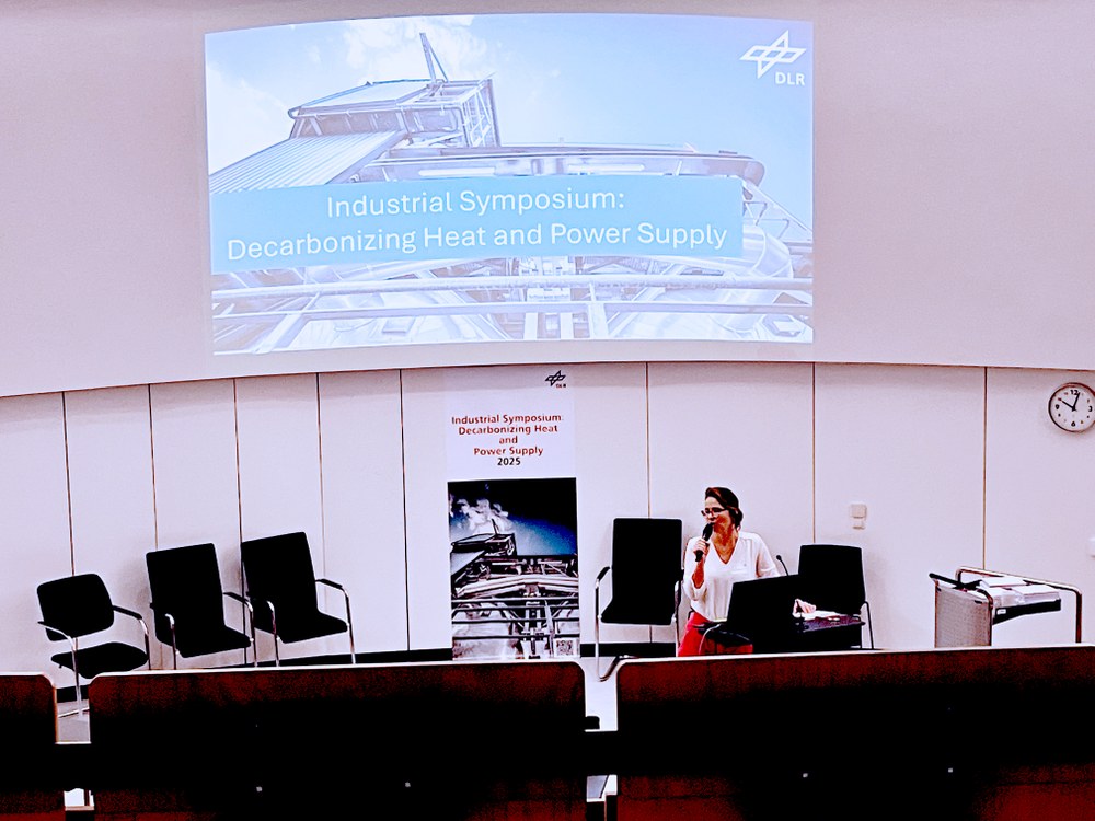 Prof. Dr. Annelies Vandersickel, DLR Institut für Technische Thermodynamik, eröffnet das Industrial Symposium – Decarbonizing Heat and Power Supply im Hörsaal des DLR Köln.