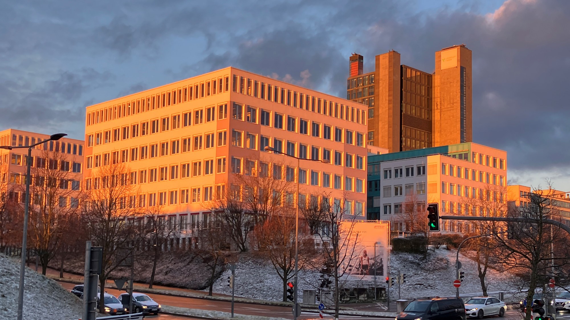 Von der tiefstehenden Sonne angeleuchtetes Bürogebäude