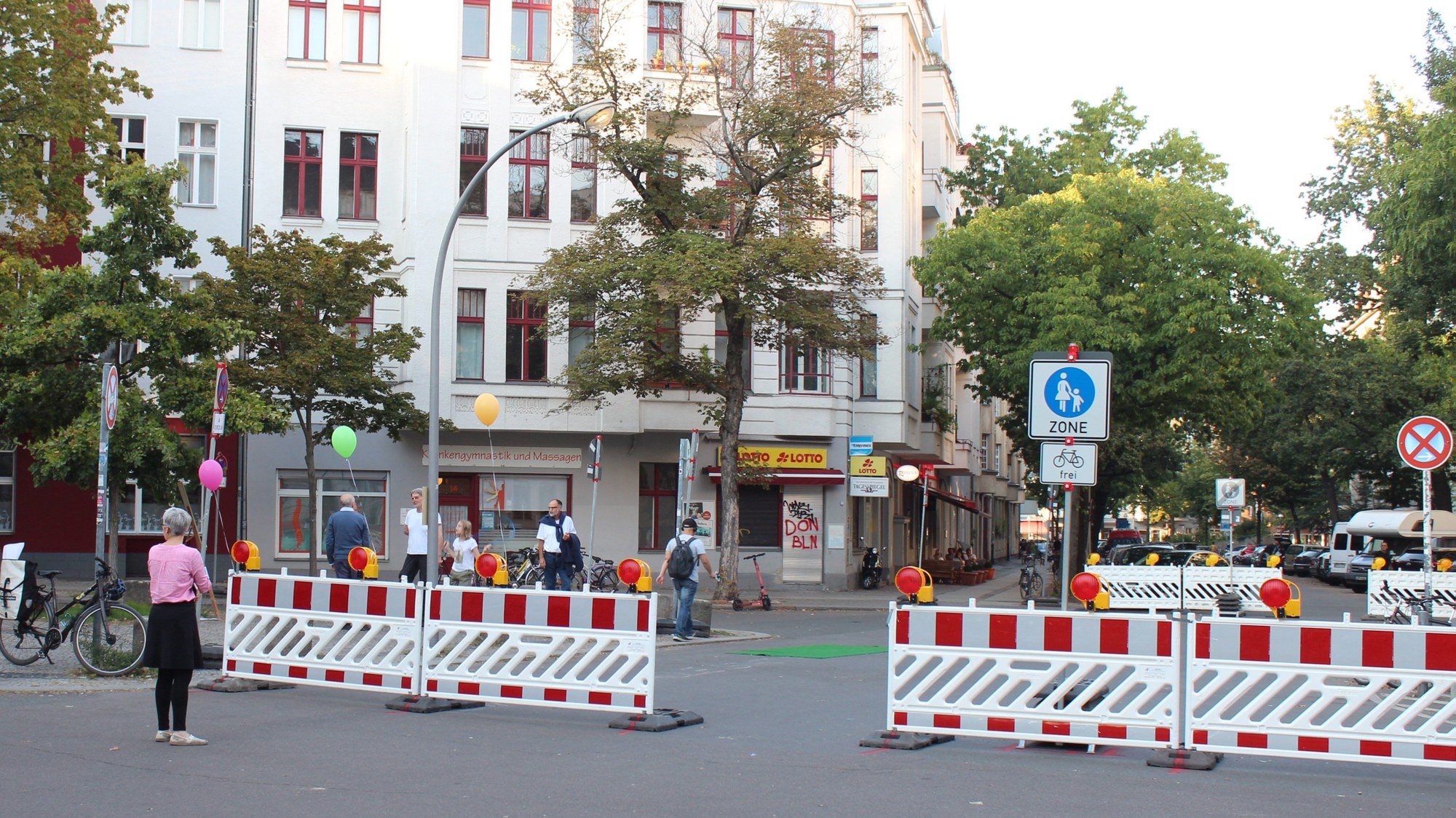 Zu sehen ist eine Straße eines innerstädtischen Kiez. Die Straße wurde zu einem verkehrsberuhigten Bereich und für Autos abgesperrt.