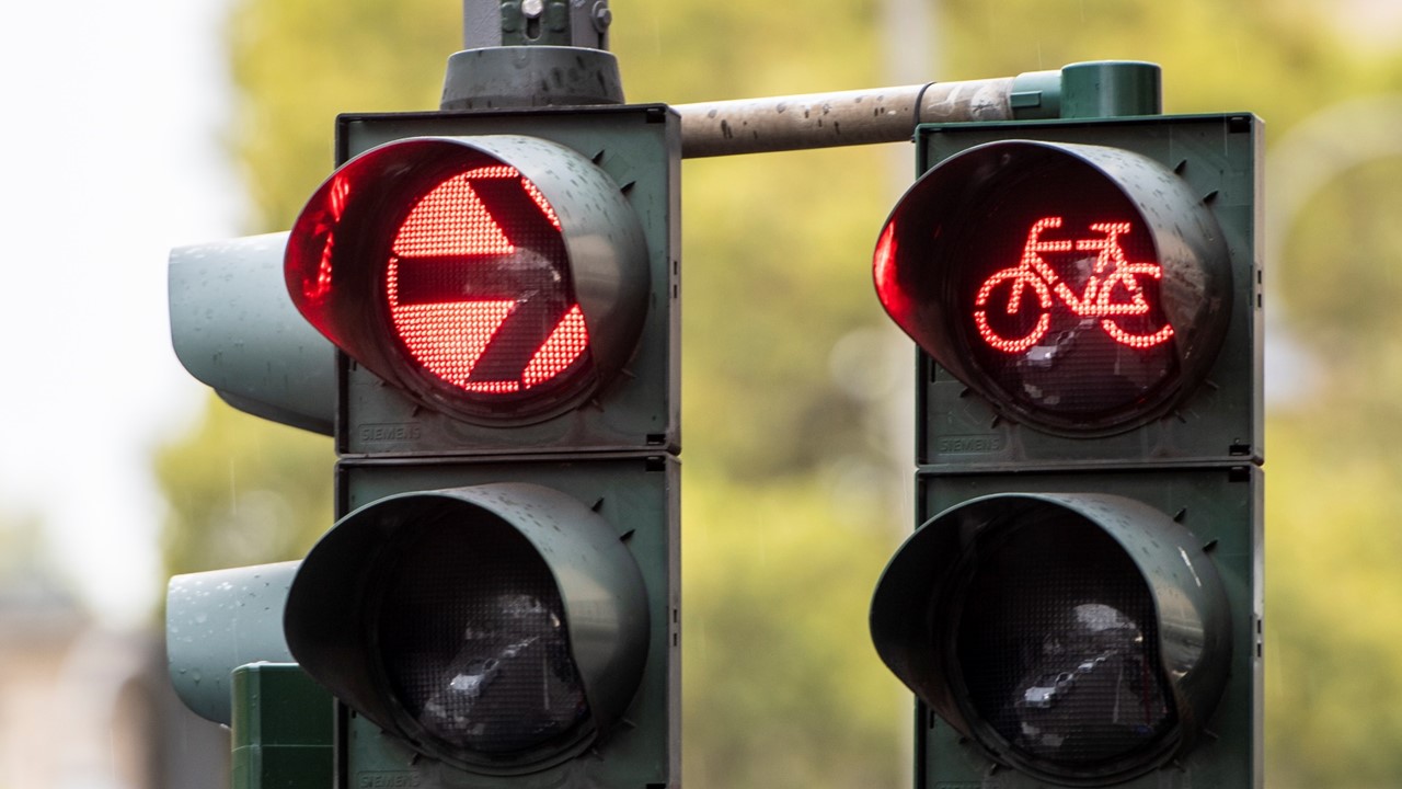 Zu sehen ist eine Ampel, welche auf Rot geschaltet ist.