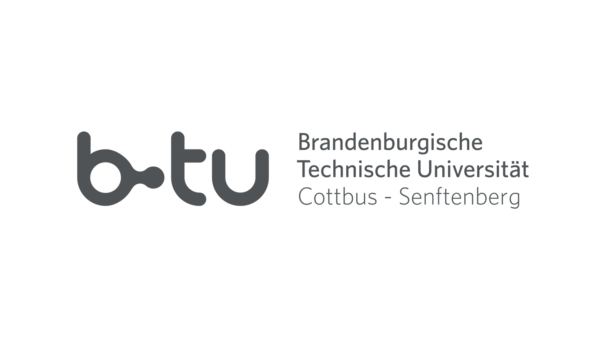 Zu sehen ist der Schriftzug BTU in großen gerundeten Buchstaben in grau neben dem kleineren Schriftzug Brandenburgisch-Technische Universität Cottbus-Senftenberg ebenfalls in grau.