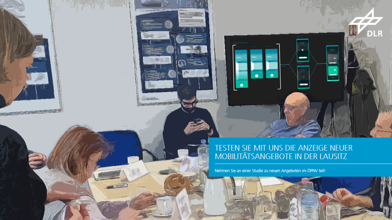 Zu sehen sind mehrere Personen in einem Workshop-Raum. An den Wänden hängen Plakate. Durch einen grafischen Filter sind die Personen und die Plakate unkenntlich gemacht worden.