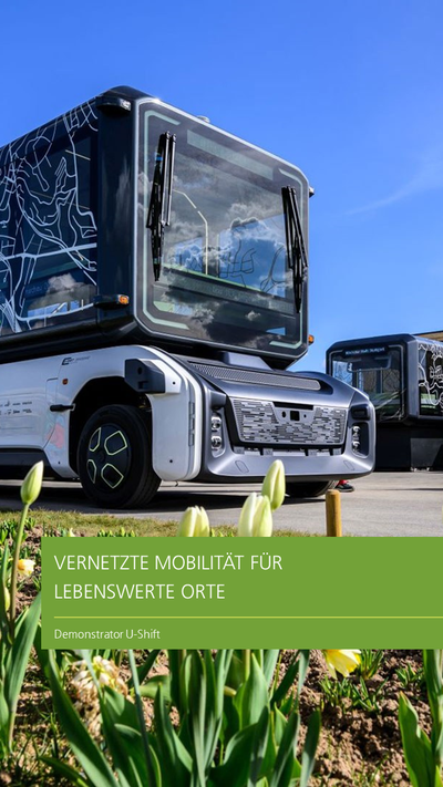 Das U-Shift auf einer Straße, die von Blumen gesäumt ist.