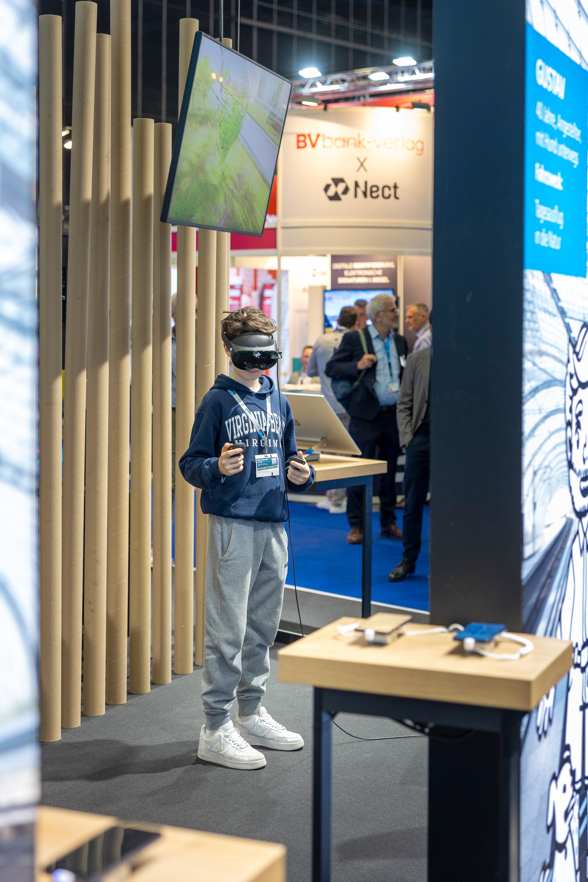 Ein Teenager hat eine VR-Brille auf und schaut sich in einer virtuellen Welt um.