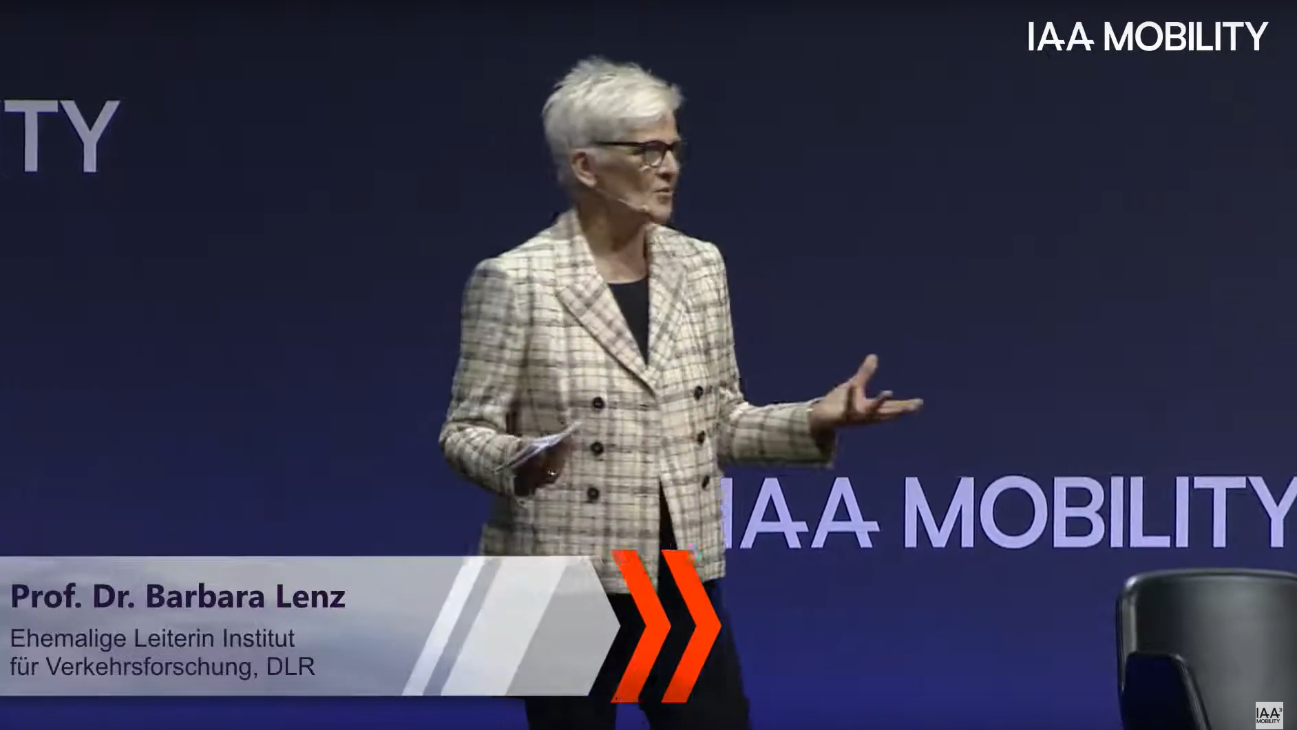 Zu sehen ist ein Foto von Barbara Lenz auf einer Diskussionsveranstaltung der IAA 2021.