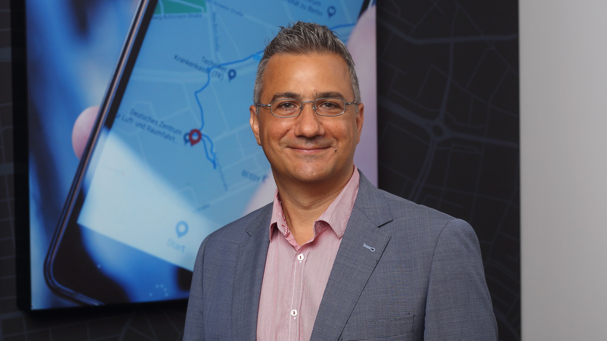 Dr. -Ing. Dimitrios Milakis hier in den Räumen des DLR Instituts für Verkehrsforschung