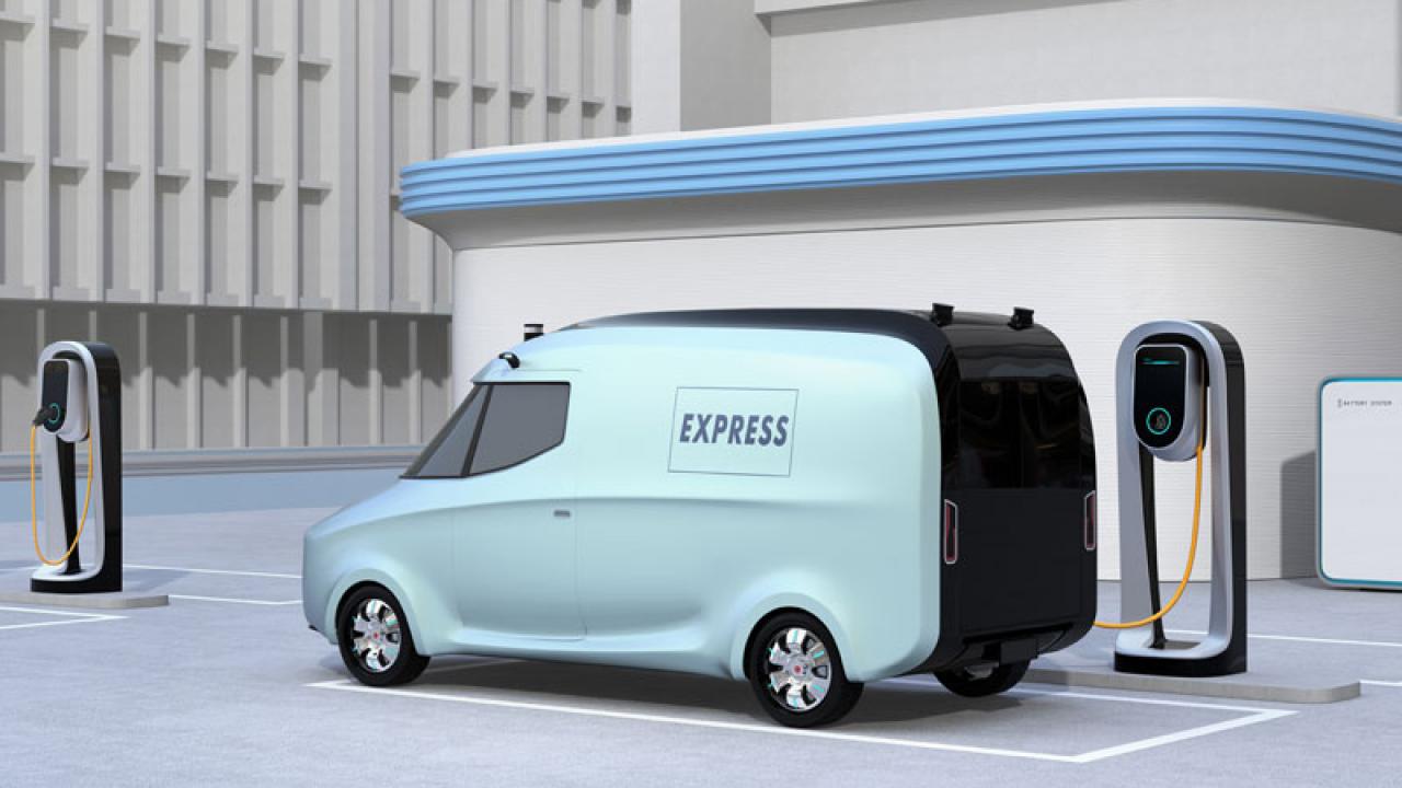 Zu sehen ist eine 3D-gerenderte Visualisierung eines Elektrofahrzeugs. Es steht an der Ladesäule. Auf dem Fahrzeug steht EXPRESS geschrieben.