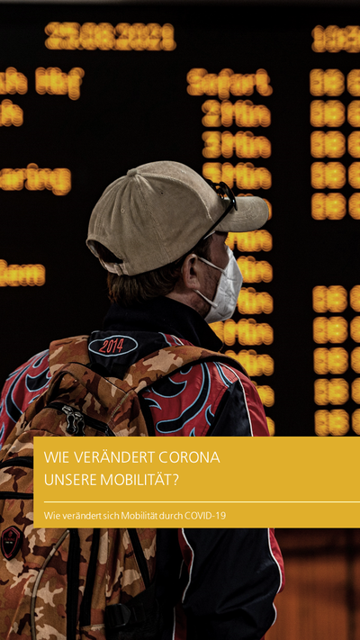 Eine Person mit Maske schaut auf eine Anzeigentafel für Busse und Bahnen.