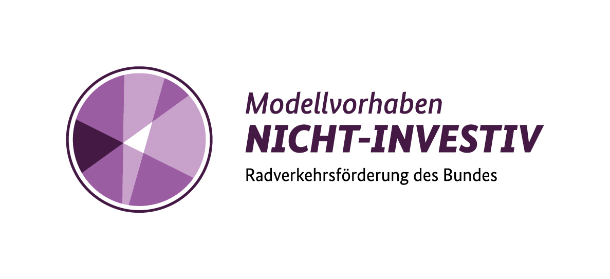 Links ein kreisförmiges Logo. Im Kreis sich überschneidende Flächen in unterschidlich intensiven Lilatönen. Daneben ist in drei Zeilen zu lesen "Modellvorhaben NICHT-INVESTIV Radverkehrsförderung des Bundes".