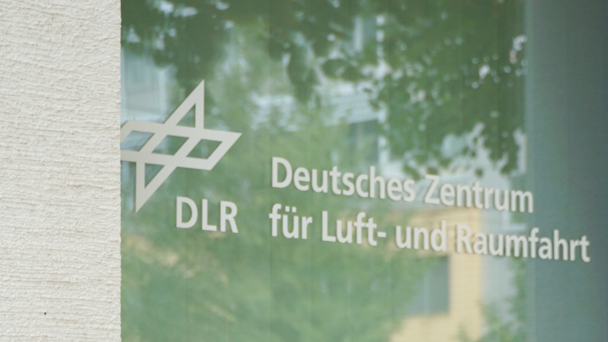 Fassade des Institutes. Zu sehen ist ein Fensterausschnitt mit dem Logo "Deutsches Zentrum für Luft- und Raumfahrt".