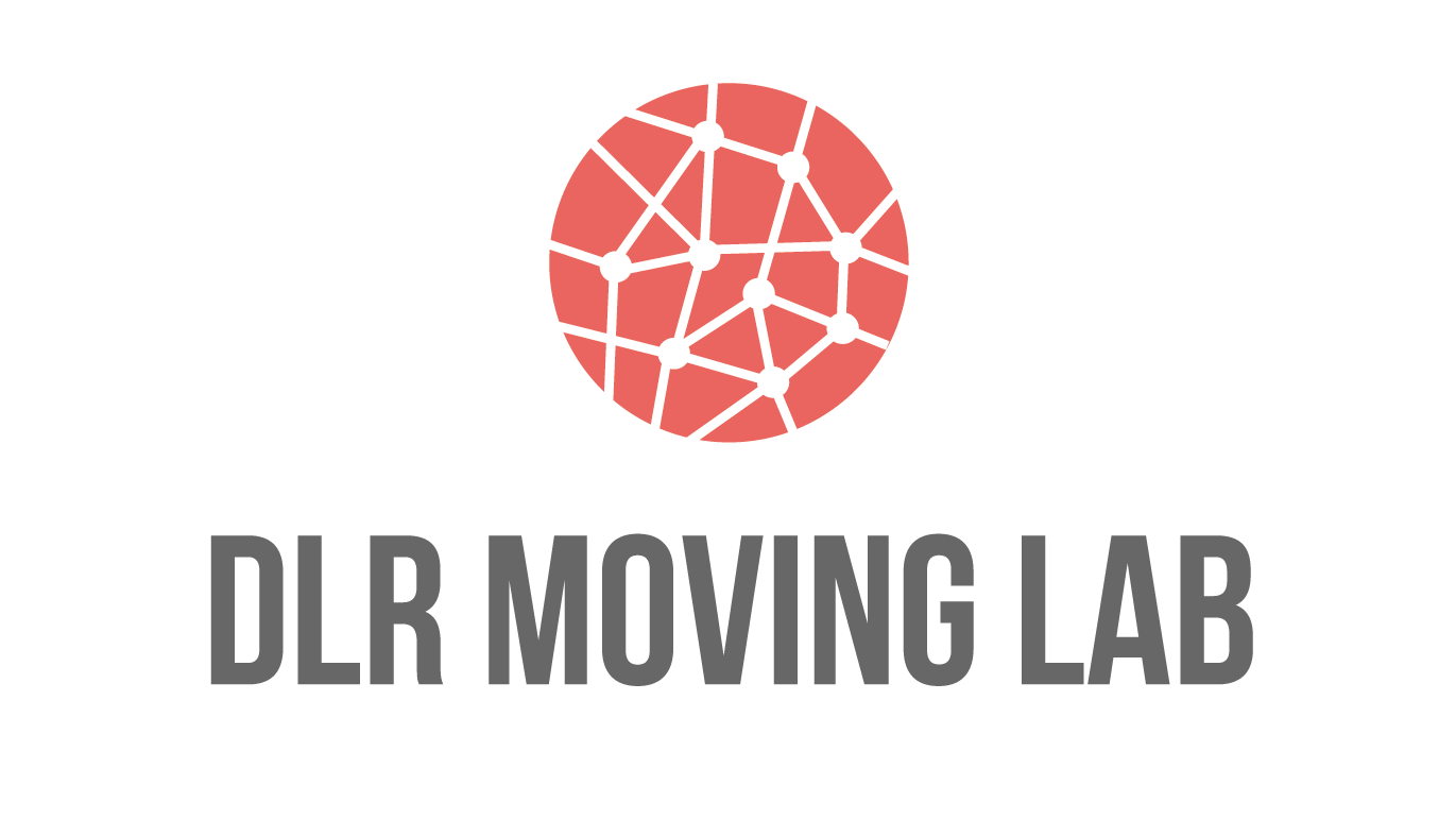 Das Logo des MovingLab hat einen roten Kreis mit weißen Linien sowie weißen Punkten. Es symbolisiert die Erde mit Strecken zwischen verschiedenen Standorten. Darunter steht in Großbuchstaben DLR MOVING LAB.