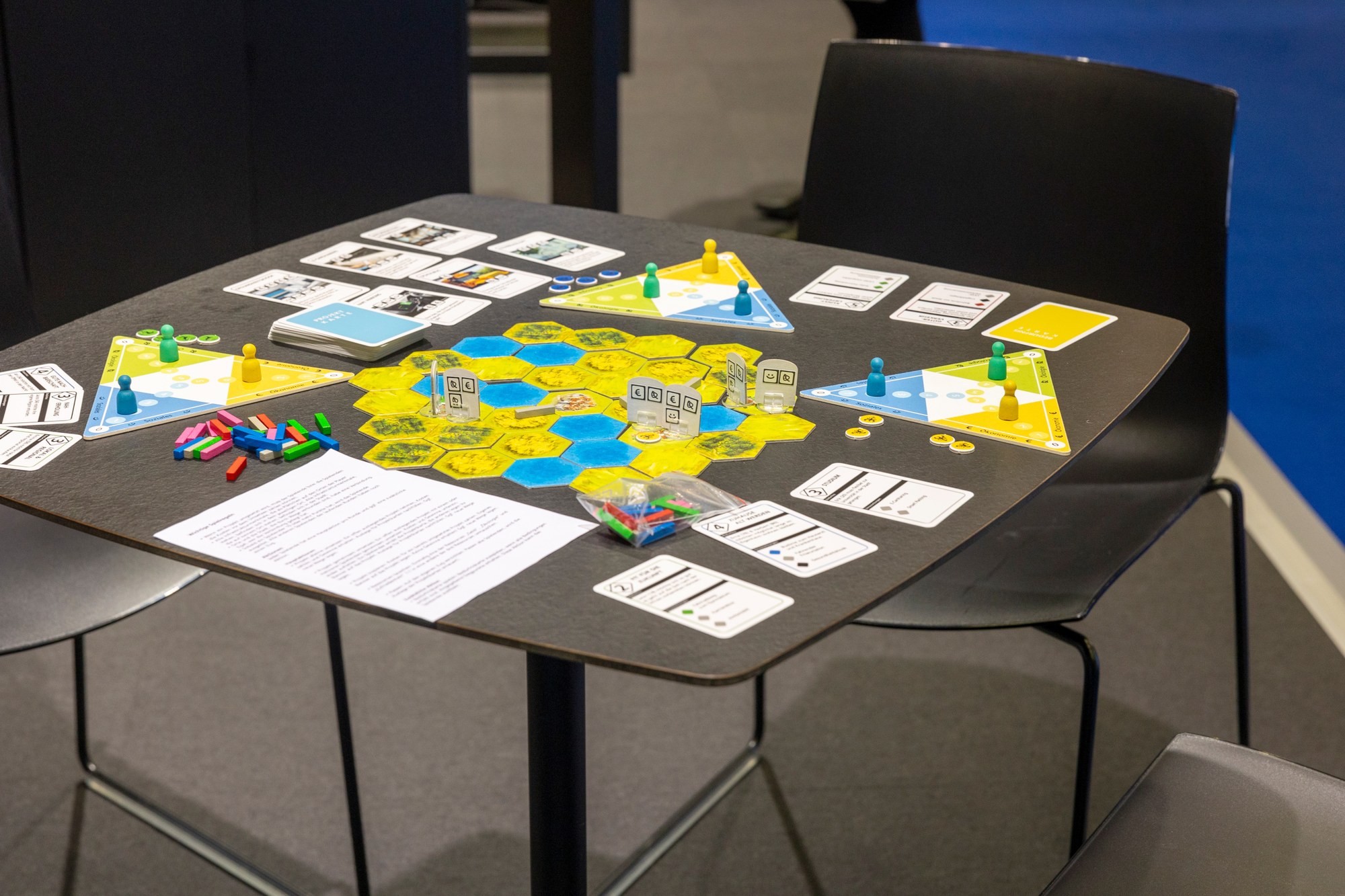 Ein Brettspiel auf einem Tisch.