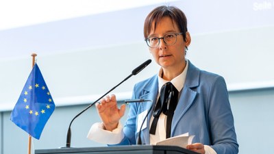 Zu sehen ist ein Foto einer Pressekonferenz. Die Sprecherin ist Prof. Dr. Meike Jipp.