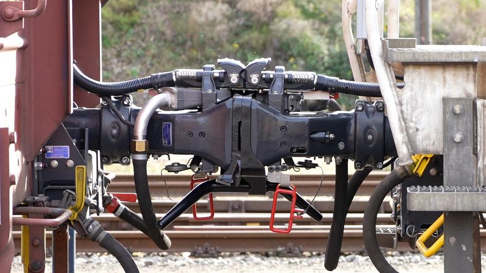 Das Bild zeigt schematisch einen Güterzug, die digitale automatische Kupplung wird hierbei separat hervorgehoben angezeigt.