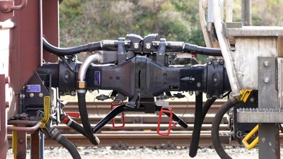 Das Bild zeigt schematisch einen Güterzug, die digitale automatische Kupplung wird hierbei separat hervorgehoben angezeigt.