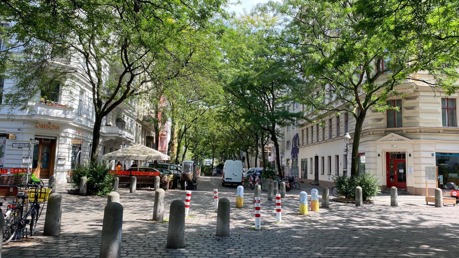Die umgestaltete Kreuzung Graefestraße / Böckstraße wird durch Poller geteilt.