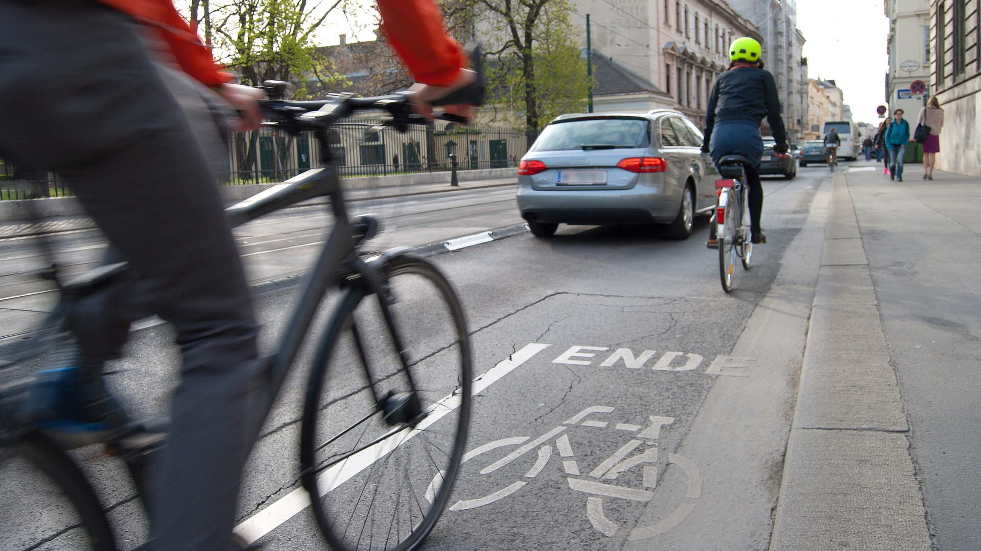 Zu sehen ist eine innerstädtische Straße. Der Fahrradweg hört abrupt auf. Einige Radfahrende befahren diese Straße.
